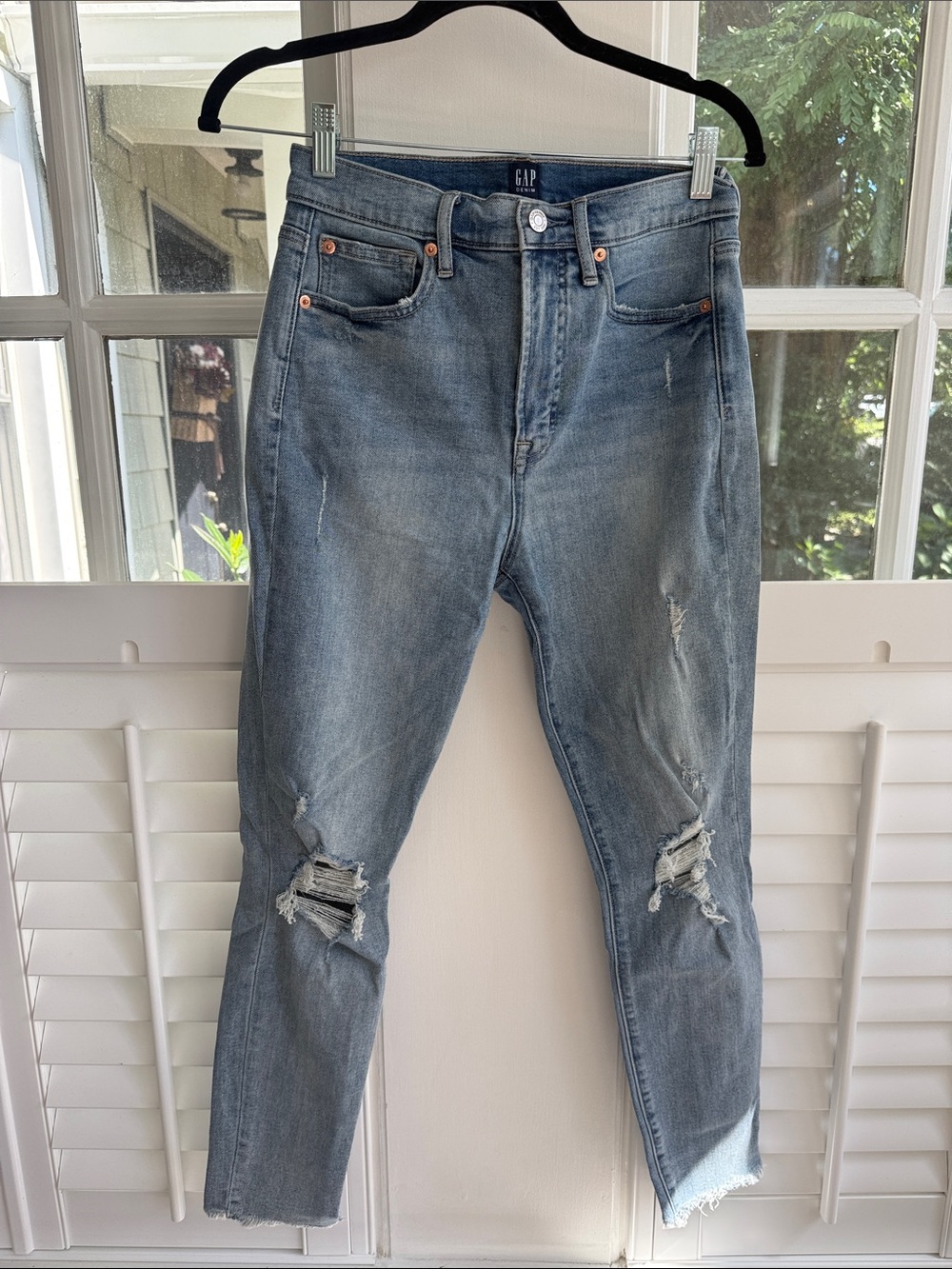 GAP Women's Medium Wash Ripped True Skinny Jeans US 6/28R